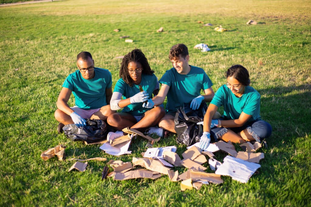 Grupo de jovens estudando ao ar livre.